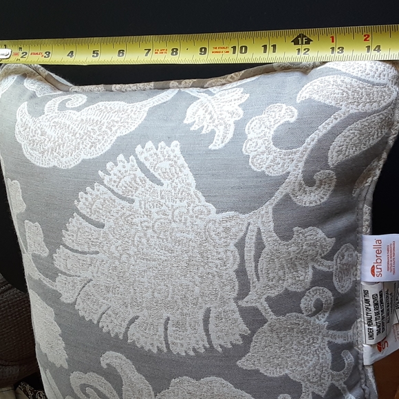 Sunbrella pair of throw pillows - Picture 5 of 8